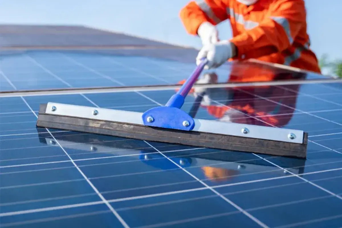 Técnico Lumek dando mantenimiento a paneles solares